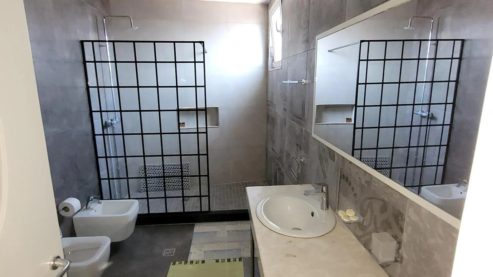***  Hotel Erandi Rinas Albania